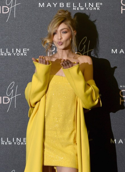 Gigi Hadid, lady in giallo nella festa Maybelline